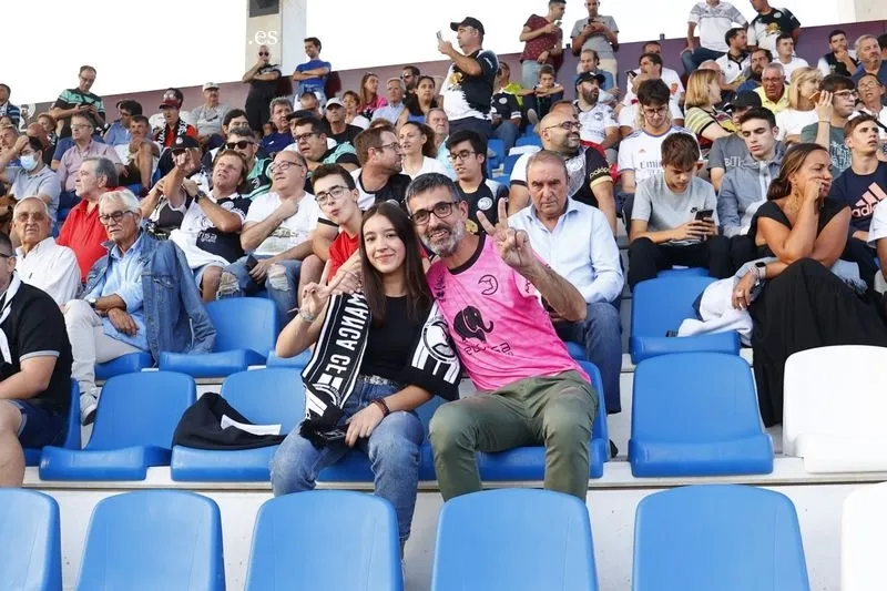 Foto 10 - La afici&oacute;n de Unionistas no se pierde el primer partido de su renovada alfombra