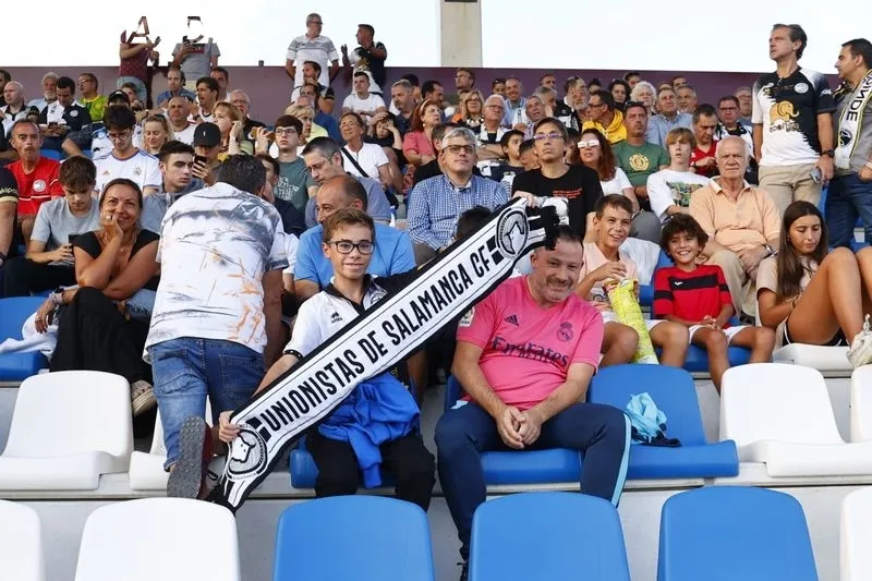 Foto 9 - La afici&oacute;n de Unionistas no se pierde el primer partido de su renovada alfombra