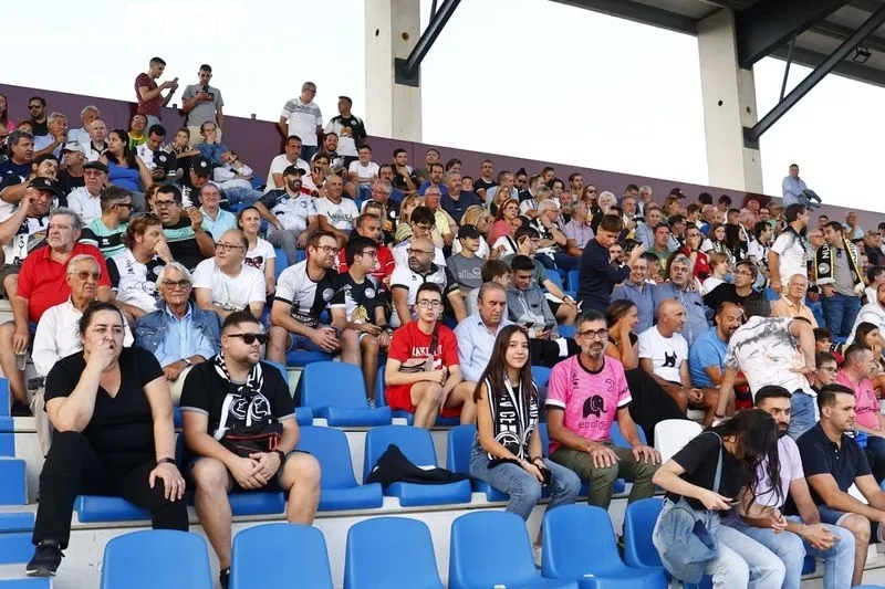 Foto 8 - La afici&oacute;n de Unionistas no se pierde el primer partido de su renovada alfombra
