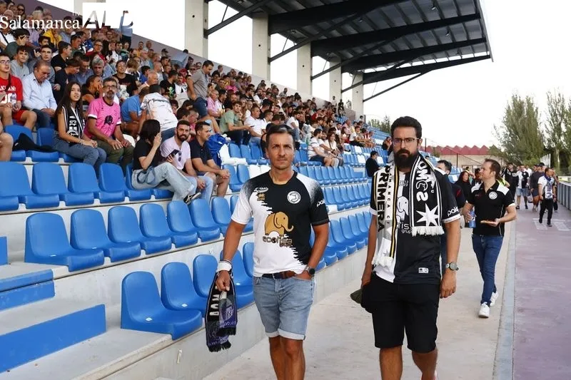 Foto 7 - La afici&oacute;n de Unionistas no se pierde el primer partido de su renovada alfombra