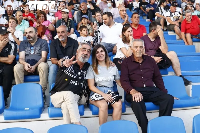 Foto 6 - La afici&oacute;n de Unionistas no se pierde el primer partido de su renovada alfombra