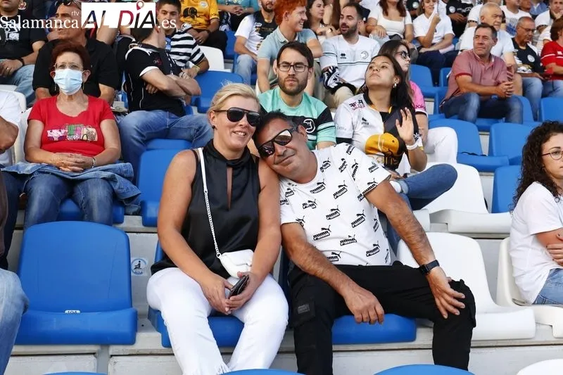 Foto 5 - La afici&oacute;n de Unionistas no se pierde el primer partido de su renovada alfombra