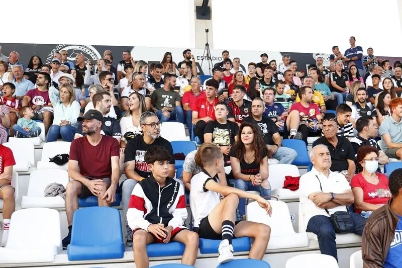 Foto 4 - La afici&oacute;n de Unionistas no se pierde el primer partido de su renovada alfombra