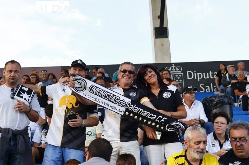 Foto 3 - La afici&oacute;n de Unionistas no se pierde el primer partido de su renovada alfombra