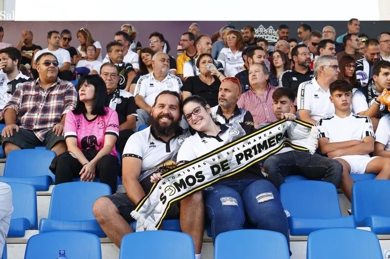 Foto 2 - La afici&oacute;n de Unionistas no se pierde el primer partido de su renovada alfombra