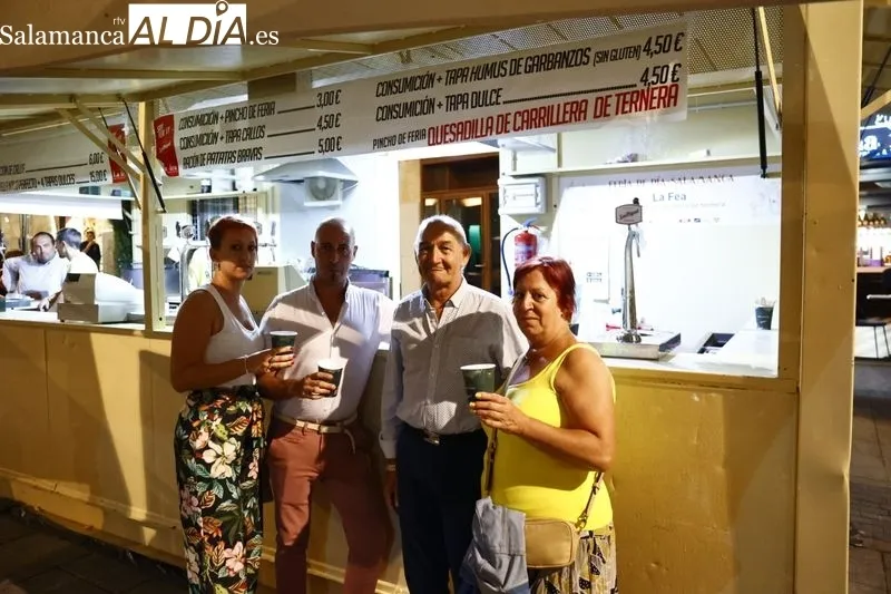Imágenes de las casetas en la plaza del Mercado, Rúa Mayor, Rector Lucena y plaza de San Boal. Fotos: David Sañudo