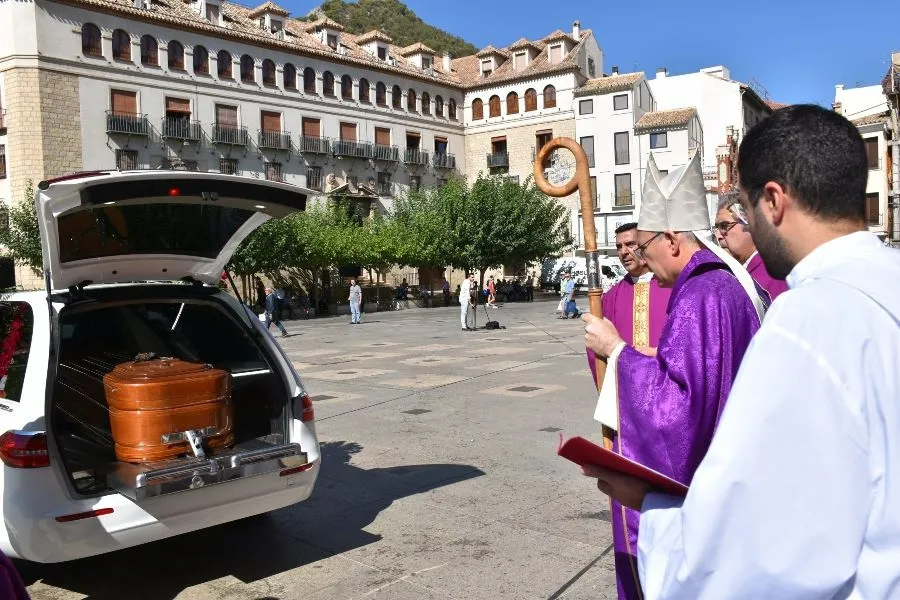 Fotos de su despedida en las Catedrales de Jaén y Cádiz difundidas por la Diócesis de Cádiz y Ceuta