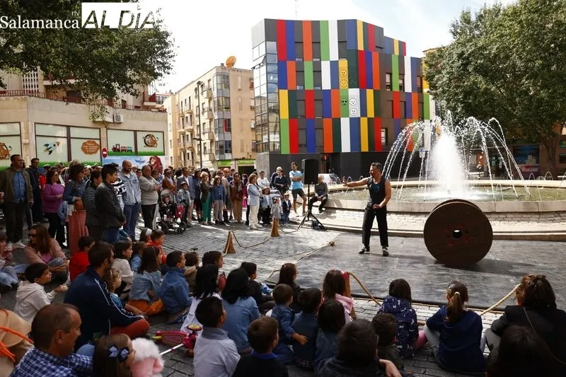 Espectáculo 'Ekilibuá' en el Barrio del Oeste