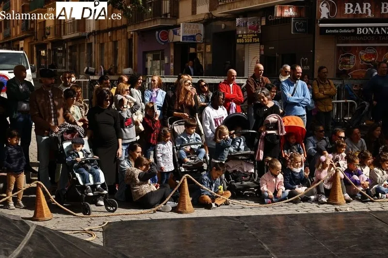 Espectáculo 'Ekilibuá' en el Barrio del Oeste