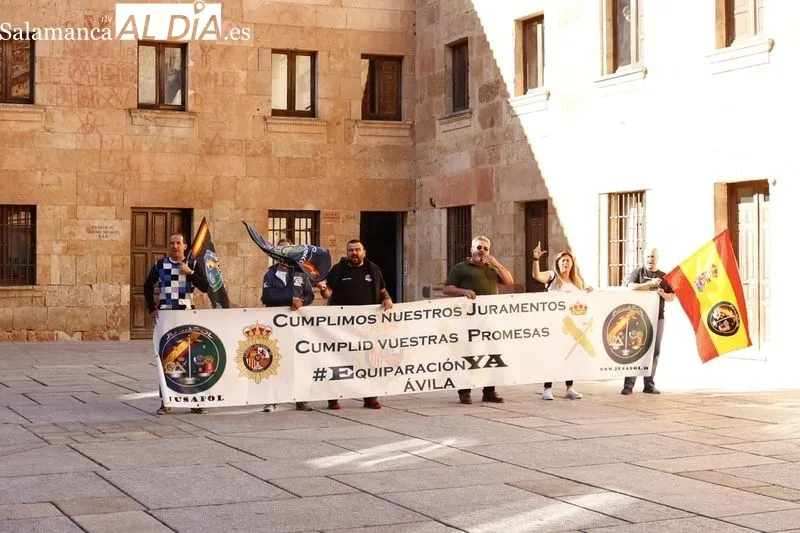 El rector de la Universidad de Salamanca y el director general de la Policía Nacional firman el convenio de colaboración para la creación del Centro Adscrito Universitario de Formación de la Policía Nacional en Ávila, con la presencia del ministro del Int