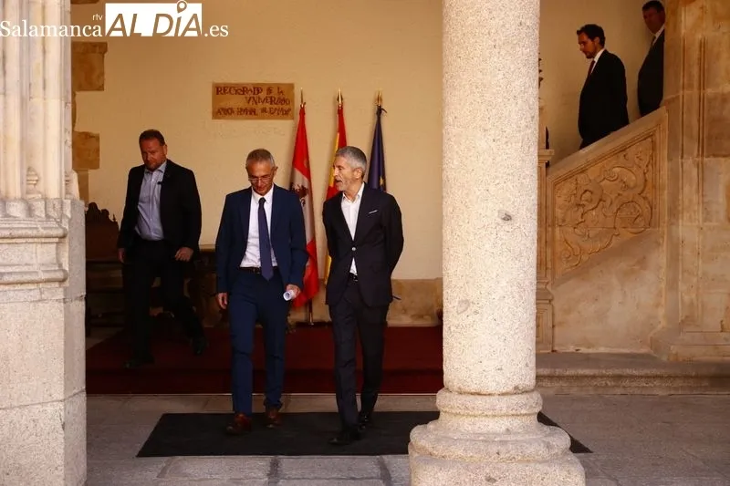 El rector de la Universidad de Salamanca y el director general de la Policía Nacional firman el convenio de colaboración para la creación del Centro Adscrito Universitario de Formación de la Policía Nacional en Ávila, con la presencia del ministro del Int