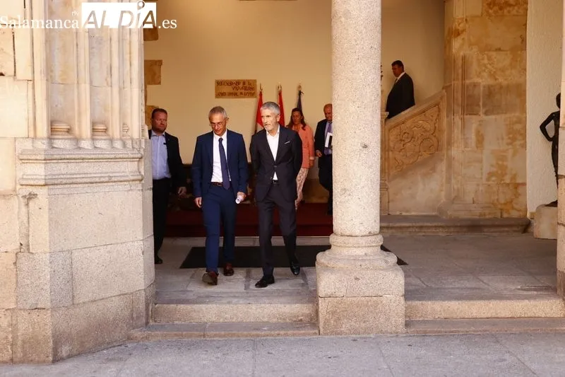 El rector de la Universidad de Salamanca y el director general de la Policía Nacional firman el convenio de colaboración para la creación del Centro Adscrito Universitario de Formación de la Policía Nacional en Ávila, con la presencia del ministro del Int