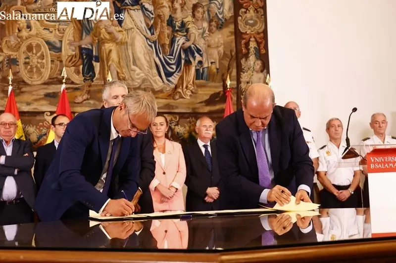 El rector de la Universidad de Salamanca y el director general de la Policía Nacional firman el convenio de colaboración para la creación del Centro Adscrito Universitario de Formación de la Policía Nacional en Ávila, con la presencia del ministro del Int
