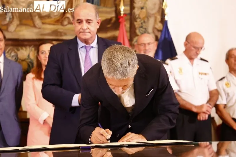 El rector de la Universidad de Salamanca y el director general de la Policía Nacional firman el convenio de colaboración para la creación del Centro Adscrito Universitario de Formación de la Policía Nacional en Ávila, con la presencia del ministro del Int