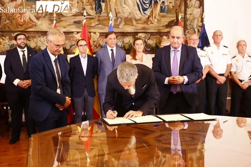 El rector de la Universidad de Salamanca y el director general de la Policía Nacional firman el convenio de colaboración para la creación del Centro Adscrito Universitario de Formación de la Policía Nacional en Ávila, con la presencia del ministro del Int