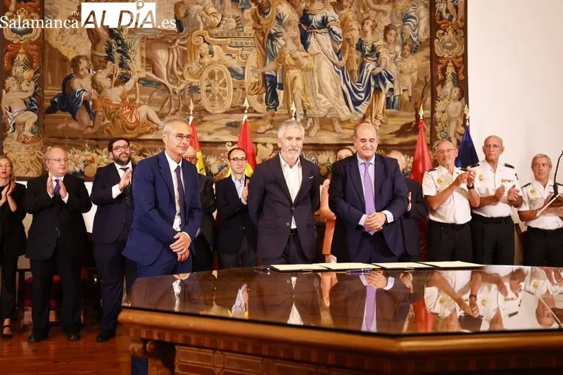 El rector de la Universidad de Salamanca y el director general de la Policía Nacional firman el convenio de colaboración para la creación del Centro Adscrito Universitario de Formación de la Policía Nacional en Ávila, con la presencia del ministro del Int