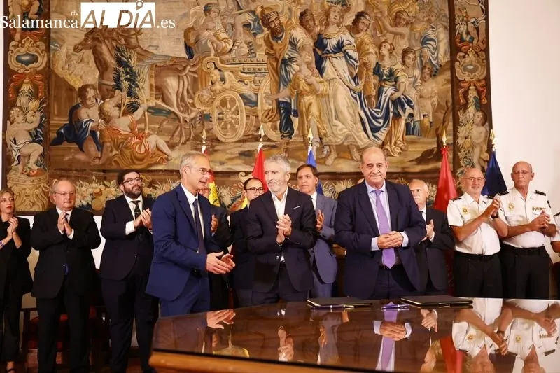 El rector de la Universidad de Salamanca y el director general de la Policía Nacional firman el convenio de colaboración para la creación del Centro Adscrito Universitario de Formación de la Policía Nacional en Ávila, con la presencia del ministro del Int