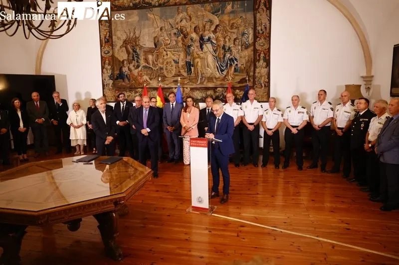 El rector de la Universidad de Salamanca y el director general de la Policía Nacional firman el convenio de colaboración para la creación del Centro Adscrito Universitario de Formación de la Policía Nacional en Ávila, con la presencia del ministro del Int