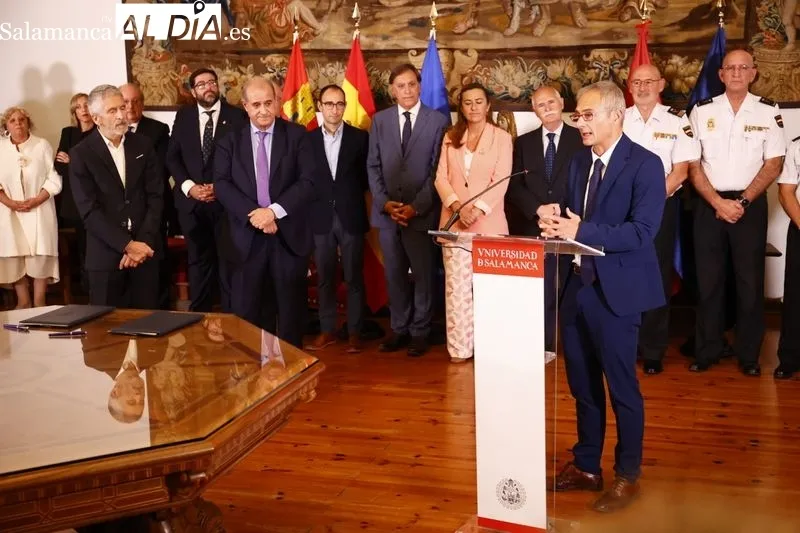 El rector de la Universidad de Salamanca y el director general de la Policía Nacional firman el convenio de colaboración para la creación del Centro Adscrito Universitario de Formación de la Policía Nacional en Ávila, con la presencia del ministro del Int