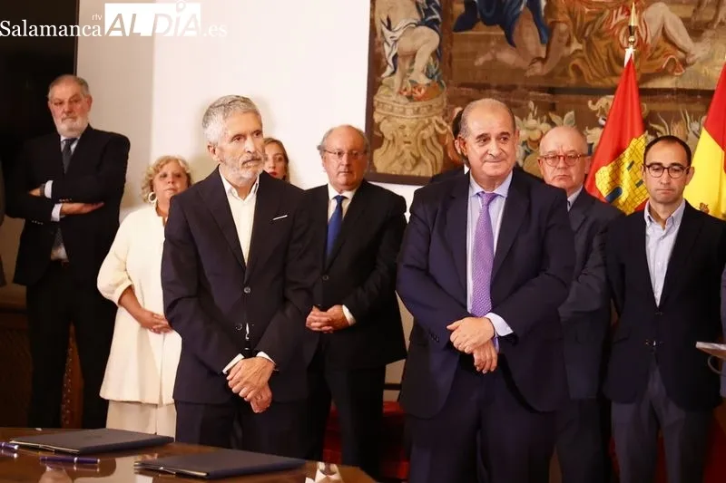 El rector de la Universidad de Salamanca y el director general de la Policía Nacional firman el convenio de colaboración para la creación del Centro Adscrito Universitario de Formación de la Policía Nacional en Ávila, con la presencia del ministro del Int