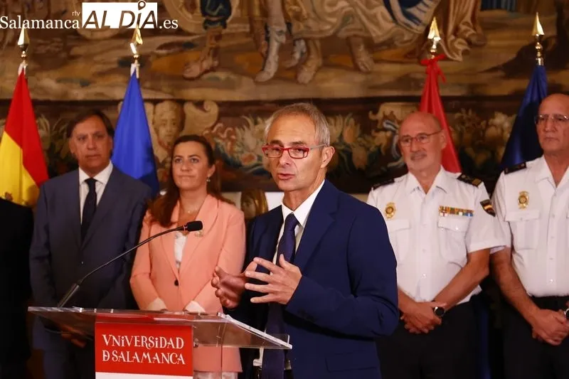 El rector de la Universidad de Salamanca y el director general de la Policía Nacional firman el convenio de colaboración para la creación del Centro Adscrito Universitario de Formación de la Policía Nacional en Ávila, con la presencia del ministro del Int