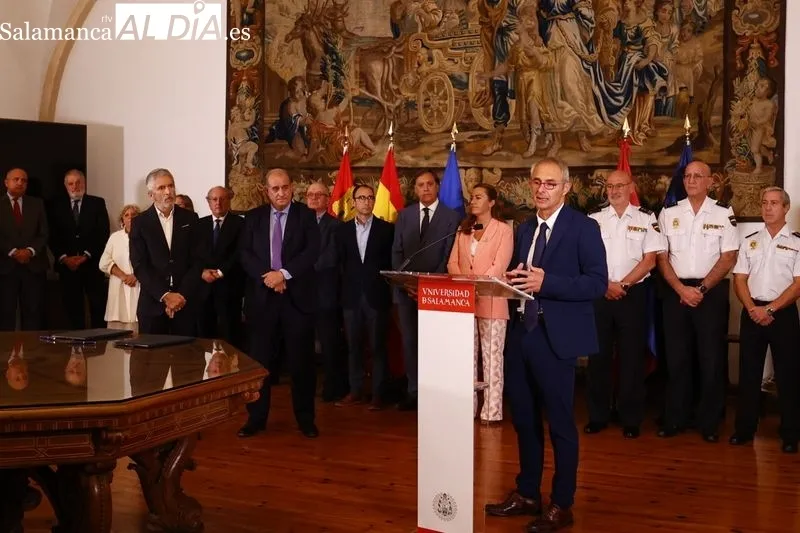 El rector de la Universidad de Salamanca y el director general de la Policía Nacional firman el convenio de colaboración para la creación del Centro Adscrito Universitario de Formación de la Policía Nacional en Ávila, con la presencia del ministro del Int