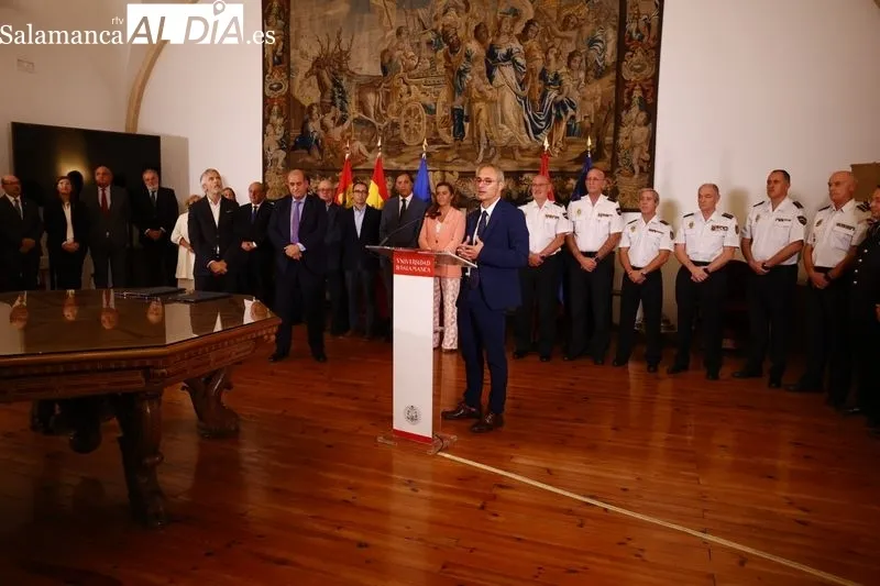 El rector de la Universidad de Salamanca y el director general de la Policía Nacional firman el convenio de colaboración para la creación del Centro Adscrito Universitario de Formación de la Policía Nacional en Ávila, con la presencia del ministro del Int
