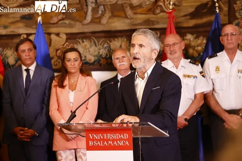El rector de la Universidad de Salamanca y el director general de la Policía Nacional firman el convenio de colaboración para la creación del Centro Adscrito Universitario de Formación de la Policía Nacional en Ávila, con la presencia del ministro del Int