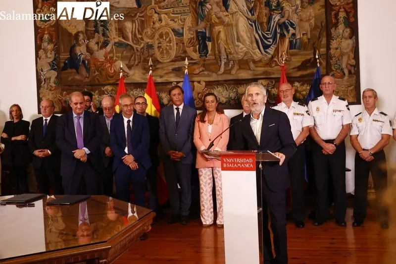 El rector de la Universidad de Salamanca y el director general de la Policía Nacional firman el convenio de colaboración para la creación del Centro Adscrito Universitario de Formación de la Policía Nacional en Ávila, con la presencia del ministro del Int