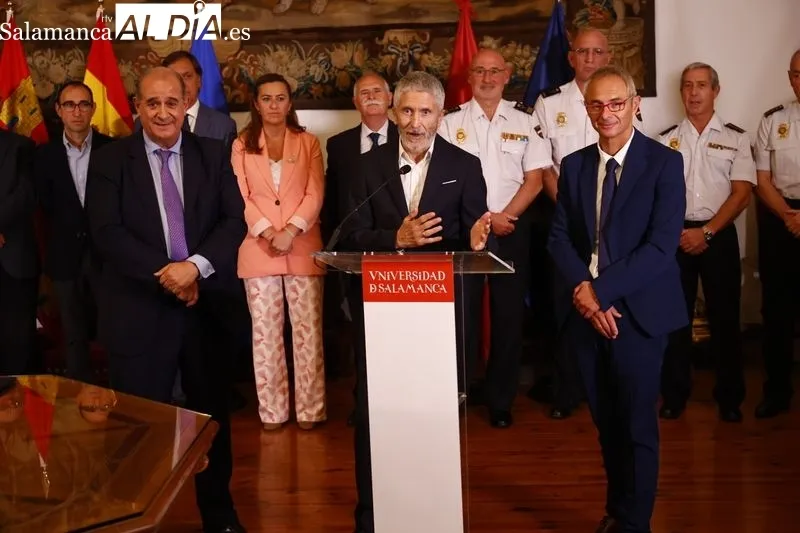 El rector de la Universidad de Salamanca y el director general de la Policía Nacional firman el convenio de colaboración para la creación del Centro Adscrito Universitario de Formación de la Policía Nacional en Ávila, con la presencia del ministro del Int