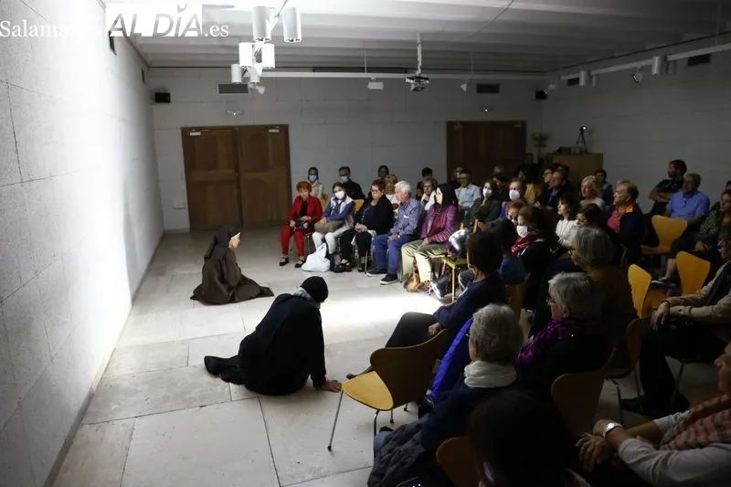 Actuación de Etón Teatro en la Casa de las Conchas