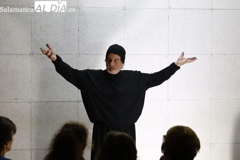 Actuación de Etón Teatro en la Casa de las Conchas