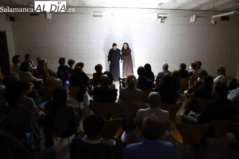 Actuación de Etón Teatro en la Casa de las Conchas