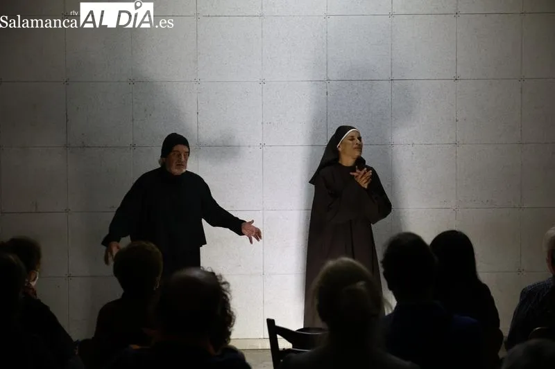Actuación de Etón Teatro en la Casa de las Conchas