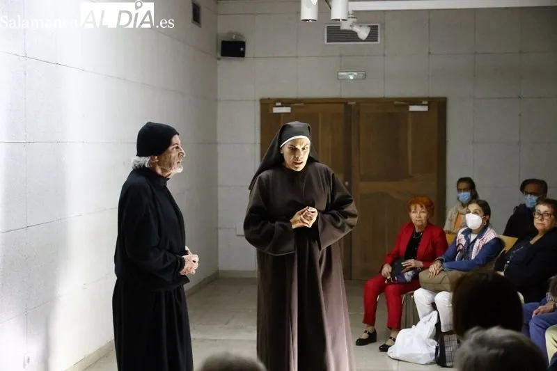 Actuación de Etón Teatro en la Casa de las Conchas