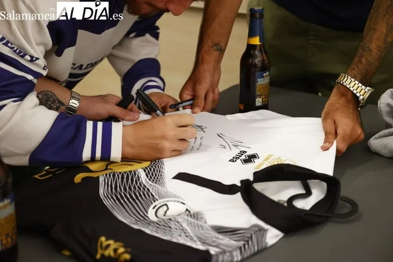 The Football Market aterriza en Salamanca con más de 2.000 camisetas de fútbol para su venta y exposición / Fotos: David Sañudo