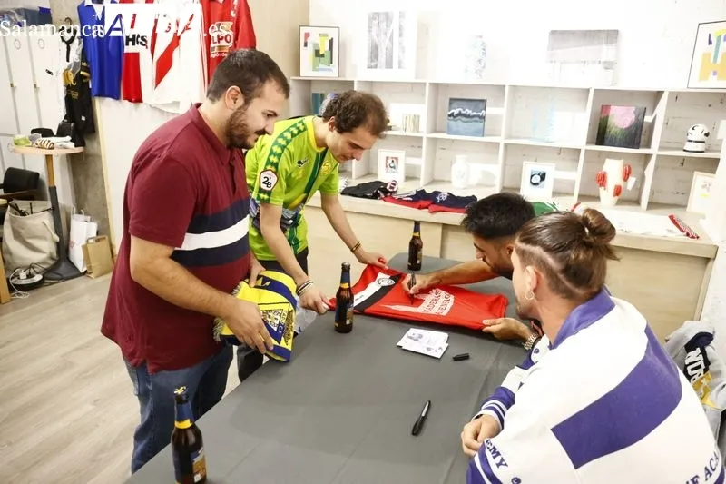 The Football Market aterriza en Salamanca con más de 2.000 camisetas de fútbol para su venta y exposición / Fotos: David Sañudo