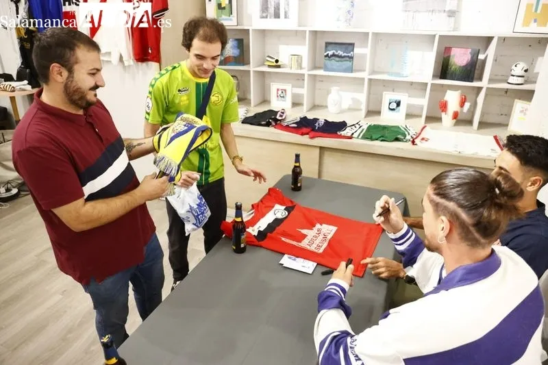 The Football Market aterriza en Salamanca con más de 2.000 camisetas de fútbol para su venta y exposición / Fotos: David Sañudo