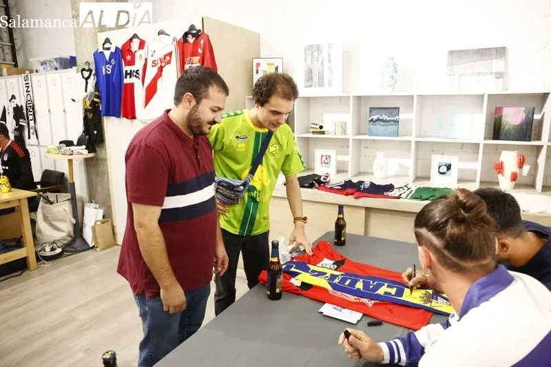 The Football Market aterriza en Salamanca con más de 2.000 camisetas de fútbol para su venta y exposición / Fotos: David Sañudo