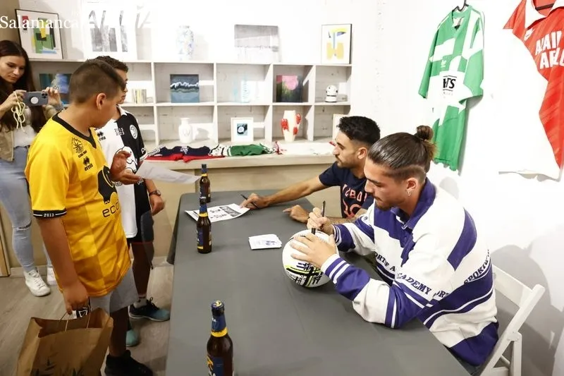 The Football Market aterriza en Salamanca con más de 2.000 camisetas de fútbol para su venta y exposición / Fotos: David Sañudo