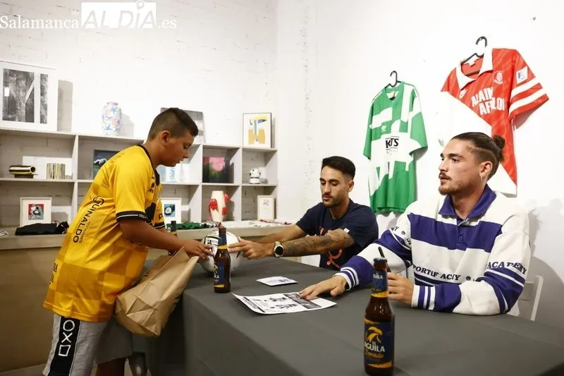 The Football Market aterriza en Salamanca con más de 2.000 camisetas de fútbol para su venta y exposición / Fotos: David Sañudo