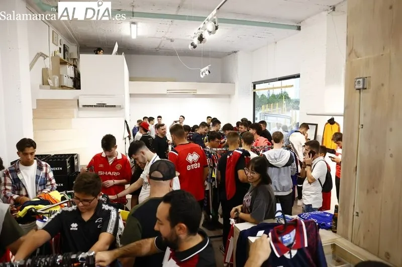 The Football Market aterriza en Salamanca con más de 2.000 camisetas de fútbol para su venta y exposición / Fotos: David Sañudo