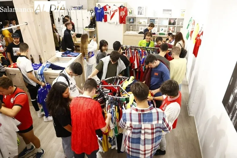 The Football Market aterriza en Salamanca con más de 2.000 camisetas de fútbol para su venta y exposición / Fotos: David Sañudo