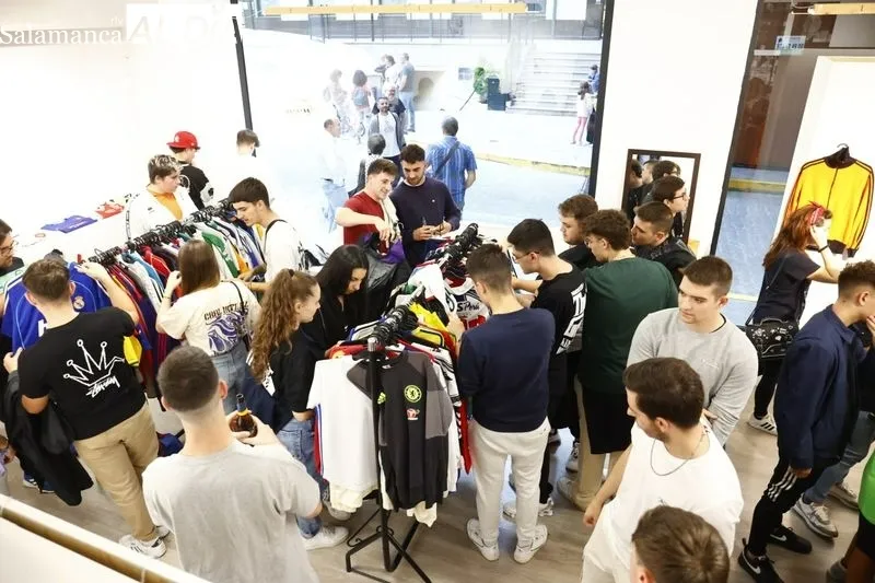 The Football Market aterriza en Salamanca con más de 2.000 camisetas de fútbol para su venta y exposición / Fotos: David Sañudo