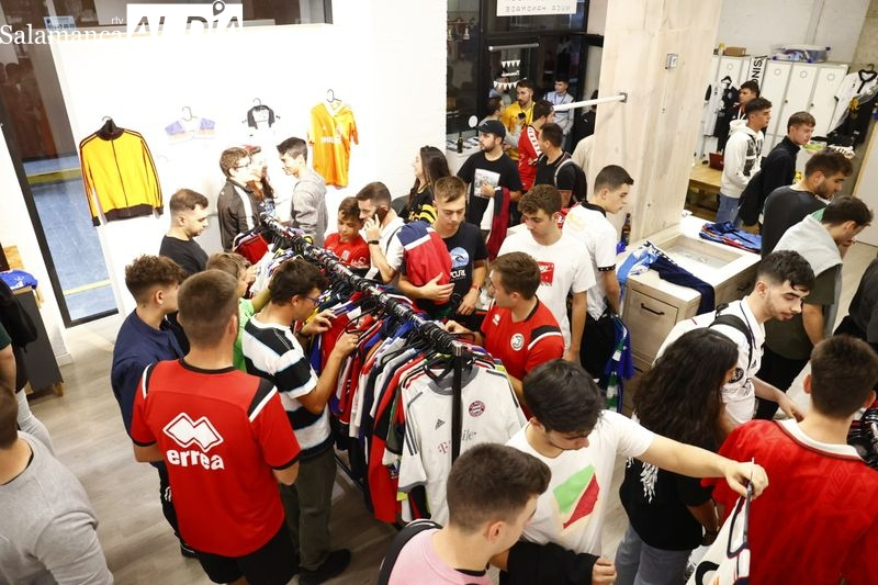 The Football Market aterriza en Salamanca con más de 2.000 camisetas de fútbol para su venta y exposición / Fotos: David Sañudo