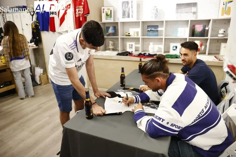 The Football Market aterriza en Salamanca con más de 2.000 camisetas de fútbol para su venta y exposición / Fotos: David Sañudo
