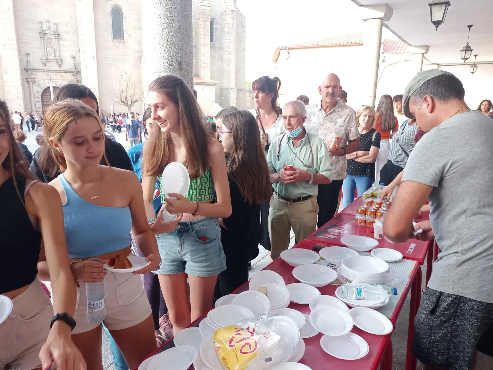 La Tuna Universitaria protagonizaba una animada tarde de fiesta en Salmoral