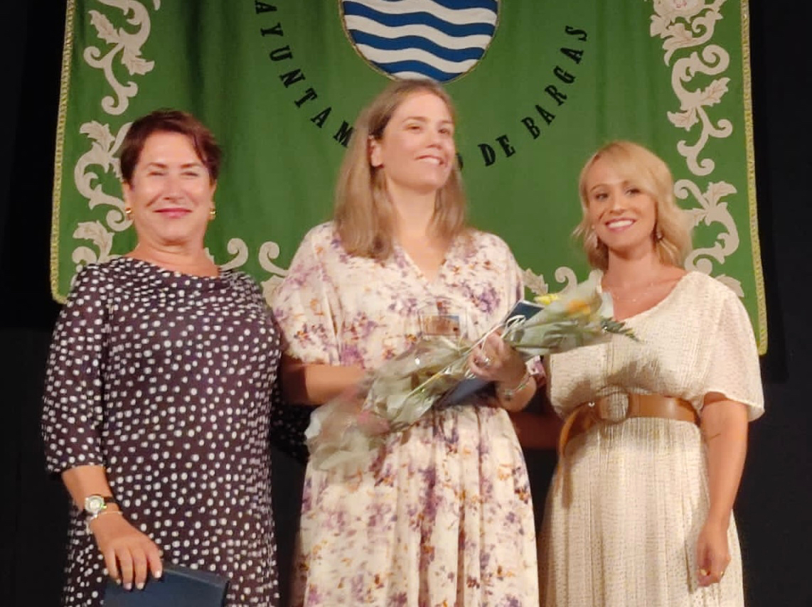 Cecila Hernández Sanz recogía el galardòn del XLIV Certamen Literario de Bargas