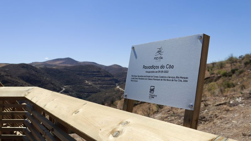 Una pasarela de madera une el Museo del C&ocirc;a con el r&iacute;o Duero