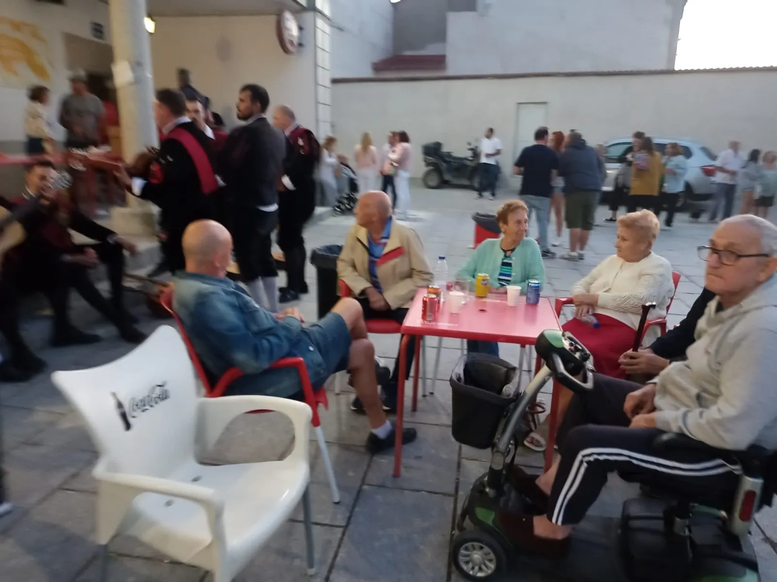 La Tuna Universitaria protagonizaba una animada tarde de fiesta en Salmoral